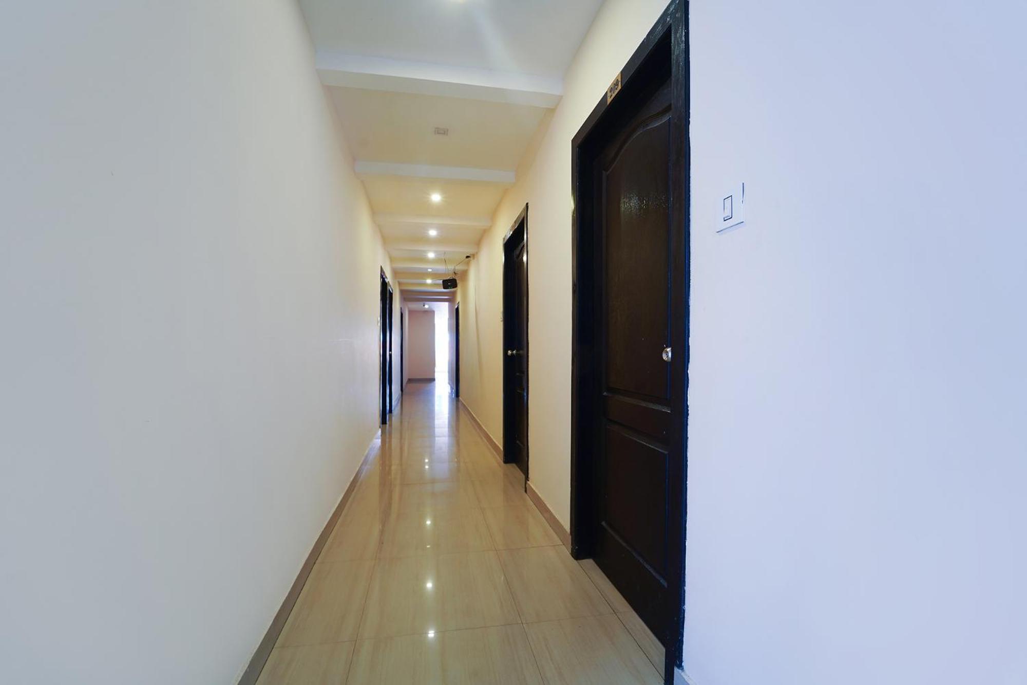 Zion Plaza Hotel Недумбасери Екстериор снимка