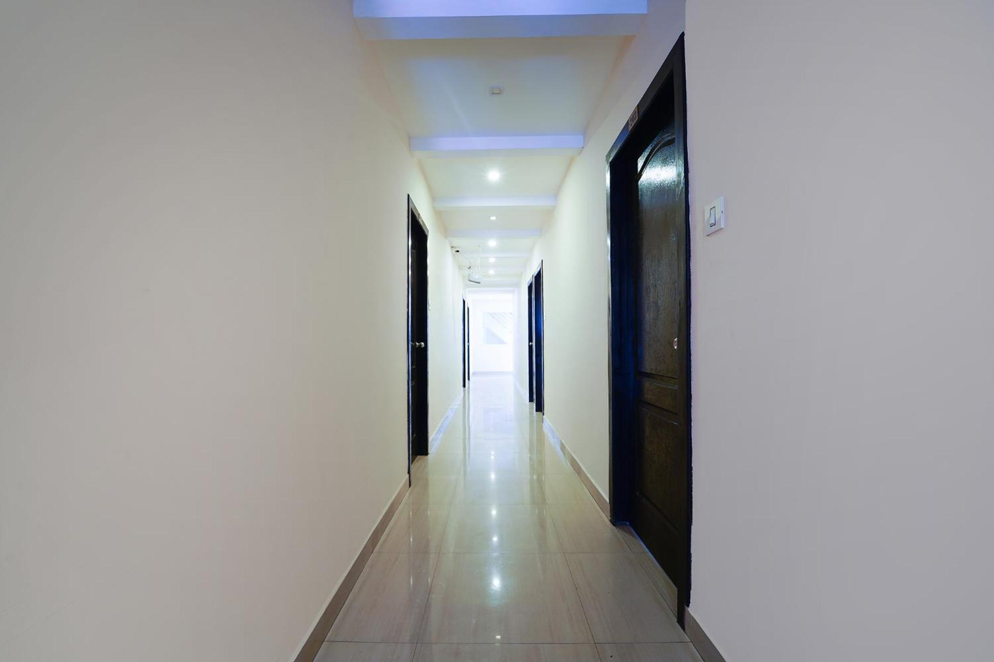 Zion Plaza Hotel Недумбасери Екстериор снимка